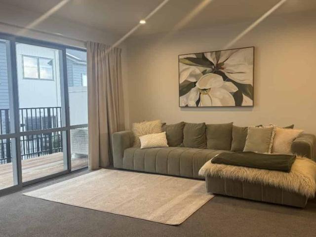 Modern Townhouse Opposite Hamilton Lake