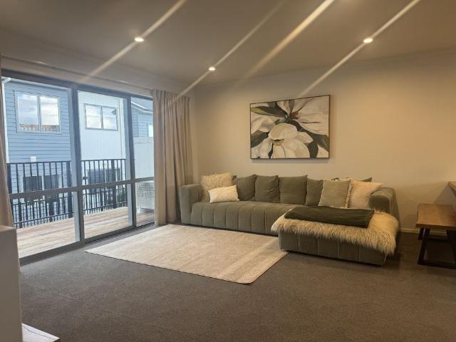Modern Townhouse Opposite Hamilton Lake