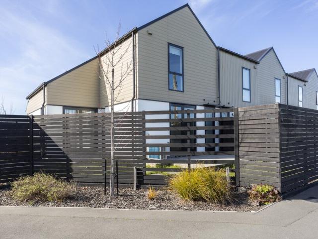 Modern townhouse, close to CBD!