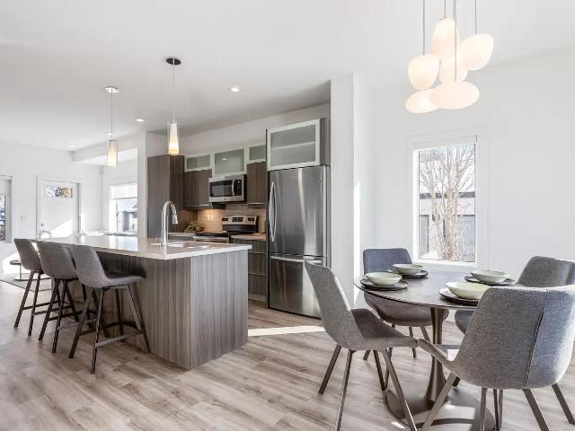 Modern Townhouse In Mature West End Neighbourhood