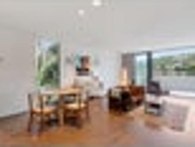 MODERN TOWNHOUSE LIVING ISLAND BAY BEAUTY!