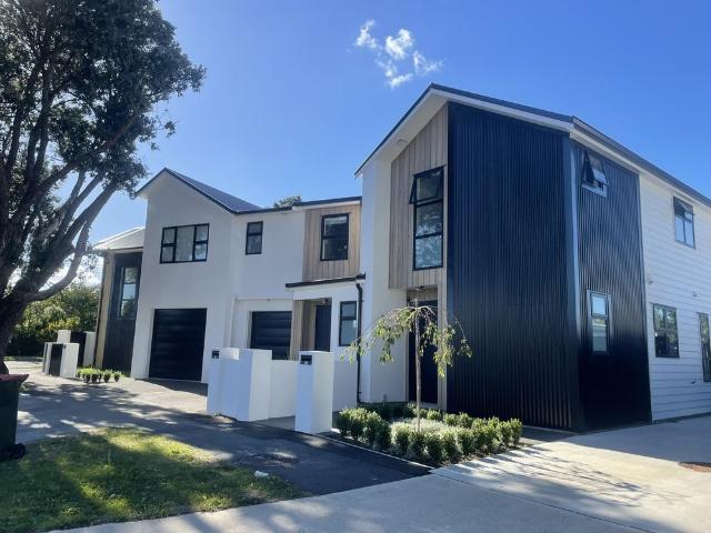 Modern Townhousee with Internal Access Garage