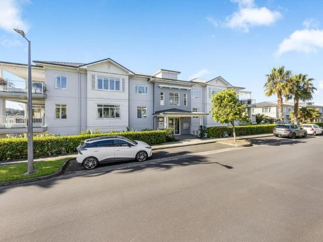 Modern top floor apartment in prestigious.