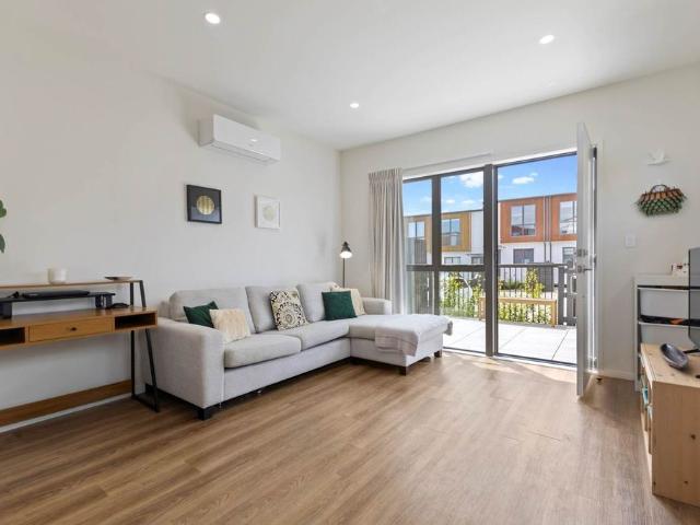 Modern Three bedroom Totara Park home!