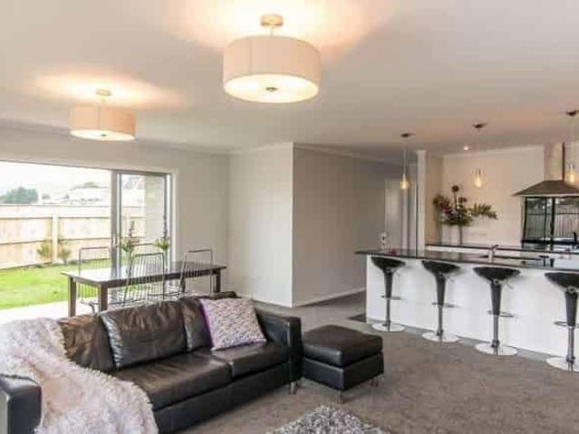 Modern Three Bedroom, Two Bathroom on Mazengarb Road