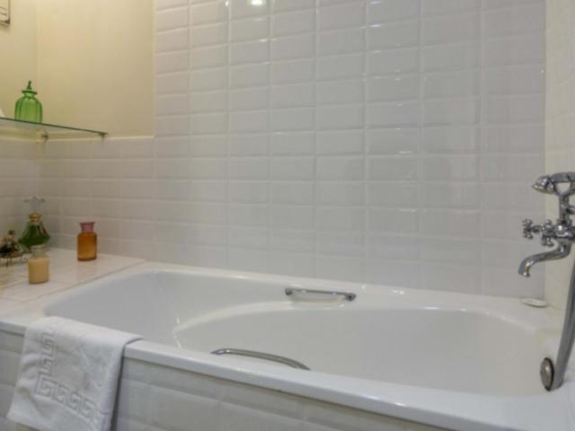 Modern Twin Bedroom in a 2 bedroom apartment near Jardins de Santa Rosalia