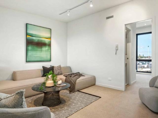 Modern Two Bedroom Apartment with Carpark Prime City Fringe Location