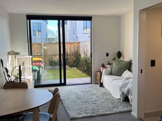 Modern Two bedroom touwnhouse in Woolston