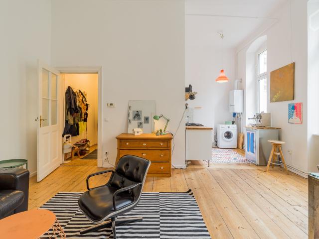 Modern Two Room Apartment In Berlin Kreuberg | W/ Bath Tub | Altbau