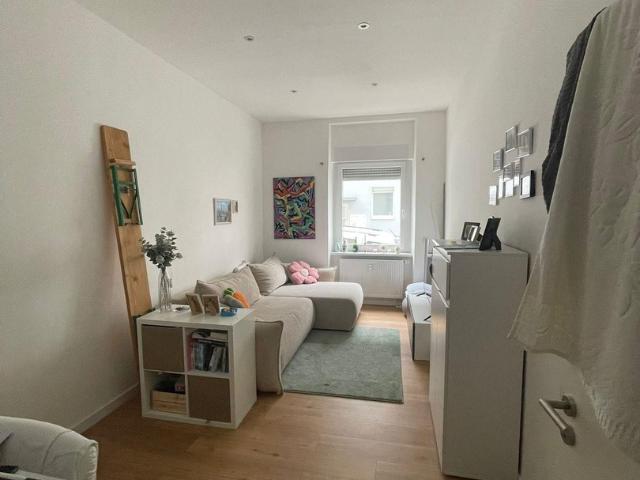 Modern & zentral: Sanierte 2 Zimmer Wohnung mit Balkon und Einbauküche
