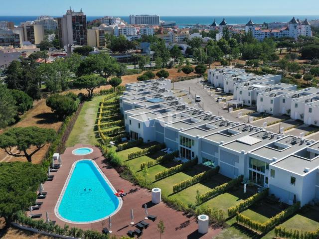 Moderna moradia em banda V2+1 no centro de Vilamoura