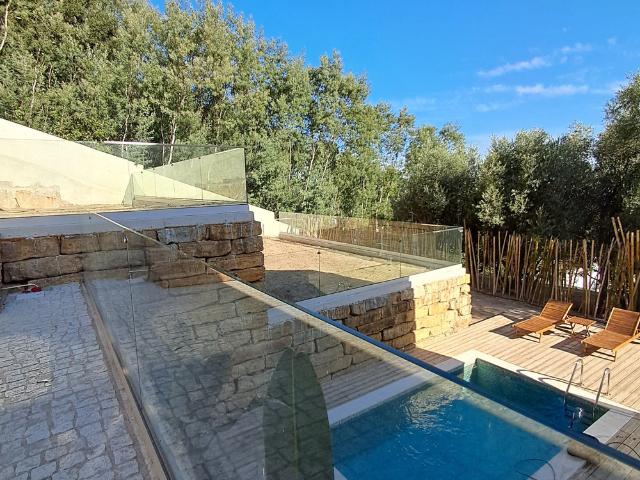 Moderna moradia T2 com piscina, barbecue e jardim