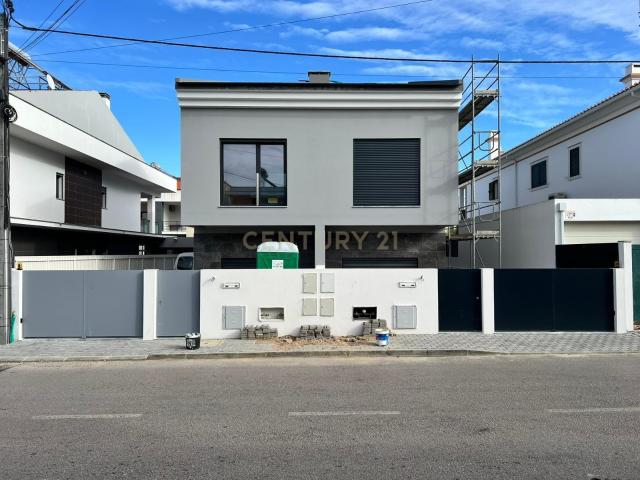 Moderna Moradia T2 em Fernão Ferro, Seixal 450.000€