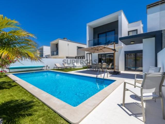 Moderna moradia T3 com piscina privativa