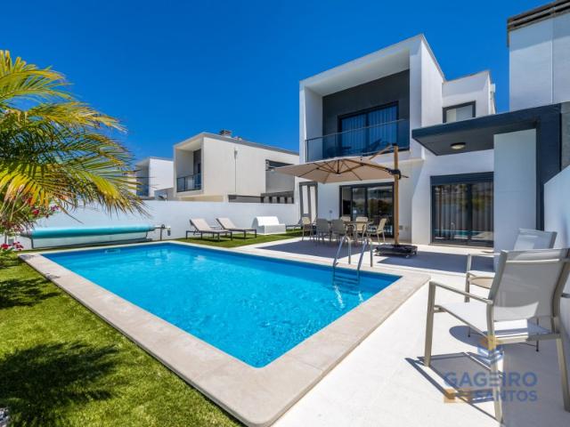 Moderna moradia T3 com piscina privativa