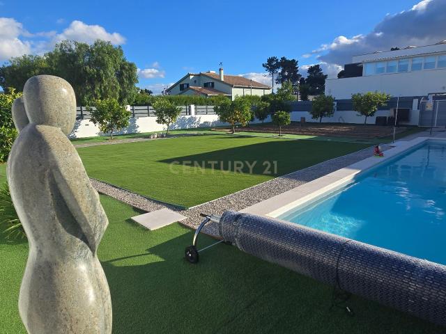 Moderna Moradia T3 em Azeitão, Setúbal com Piscina e Jardim