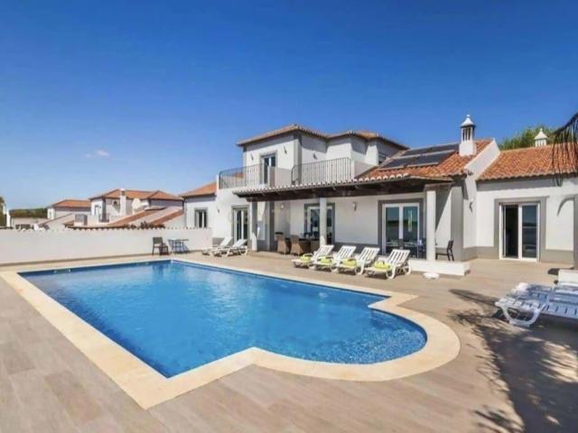 Moderna Moradia T4 com piscina e ginásio no Cerro Azul