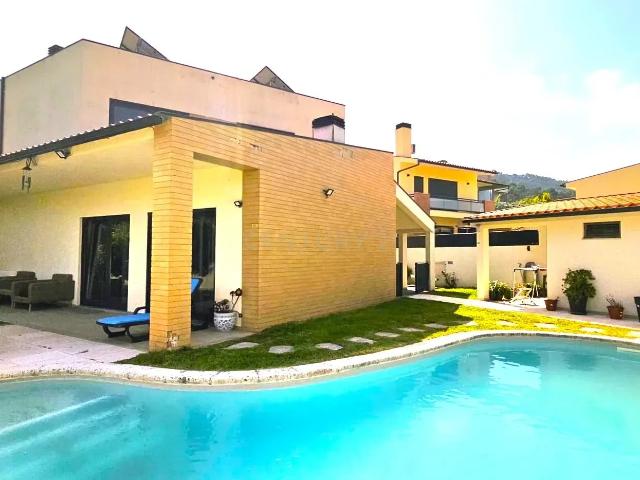 Moderna Moradia T4 com Piscina em Aldreu, Barcelos