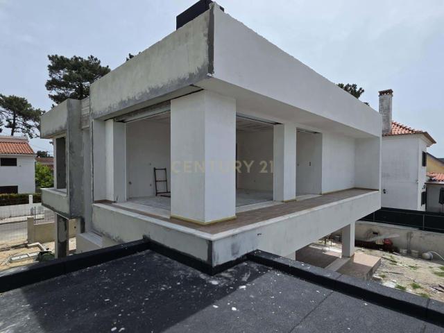 Moderna Moradia T4 em Construção na Aroeira Charneca de Caparica