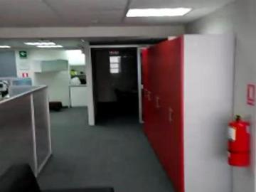 MODERNA OFICINA CON VISTA A LA CALLE BIEN UBICADA DE 78M2