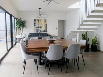 MODERNA CASA CON ALBERCA Y RECAMARA EN PLANTA BAJA EN VENTA EN ZONA COUNTRY ACABADOS DE LUJO