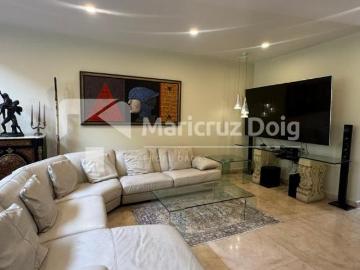Moderna casa con amplios espacios