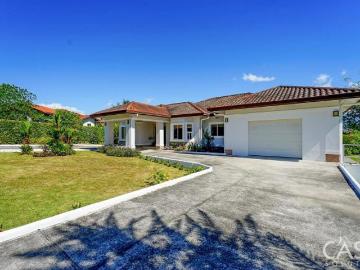 Moderna casa de 3 dormitorios en Boquete Canyon Village