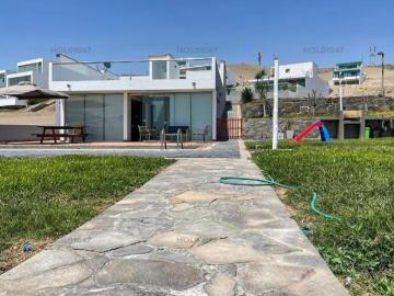 Moderna Casa de Playa en Condominio Privado en Playa Honda Km. 124