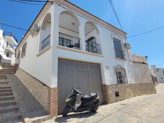 Moderna casa de pueblo en el centro del típico pueblo españo. 136m² Sayalonga