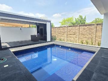 Moderna casa de un nivel con alberca y area de terraza