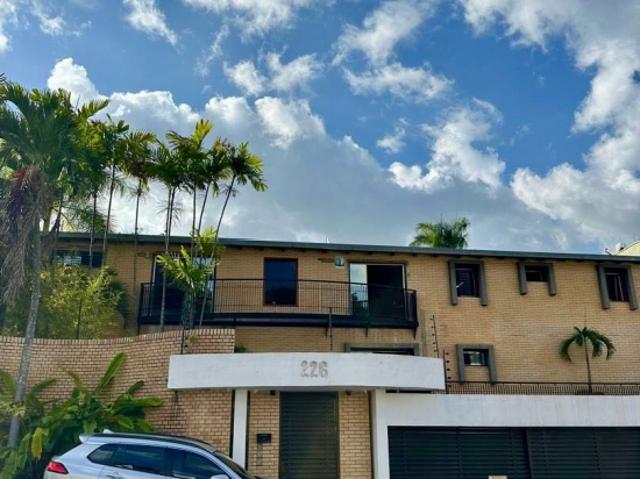 Vendo/alquilo casa 765m2 Cumbres de Curumo 2303