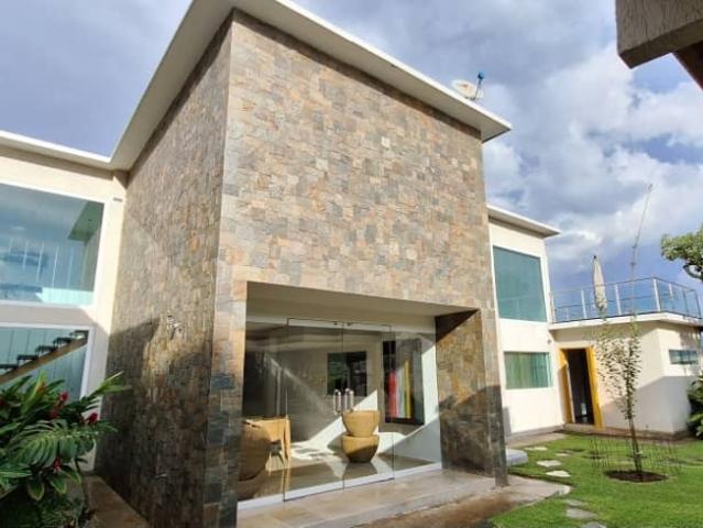 Moderna casa en venta en Cumbres de Curumo, comercial o residencial