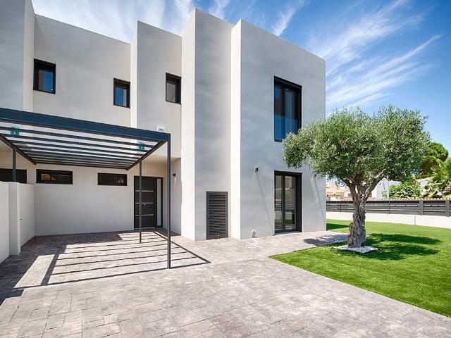 Moderna Casa Pareada, Ubicación Privilegiada, S/O 160m² Empuriabrava
