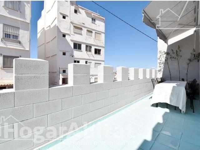 MODERNA CASA REFORMADA CON PATIO, BALCÓN, TERRAZA Y TRASTERO