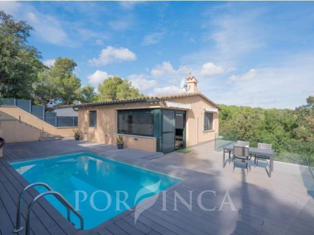 Moderna casa reformada con piscina y vistas al mar en Palamós
