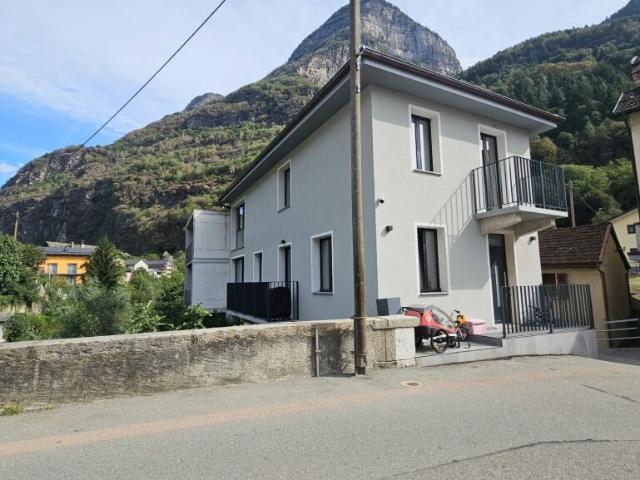 MODERNA CASA UNIFAMILIARE DI 5.5 LOCALI