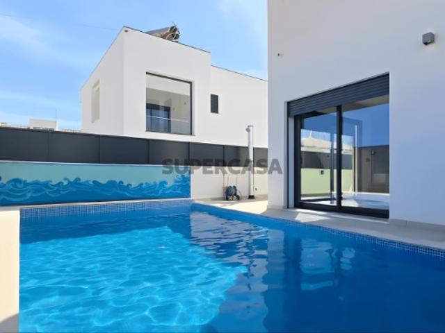 Moderna e elegante moradia com piscina e jardim em Portimão