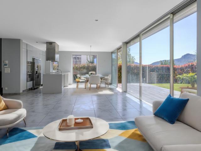 MODERNA E SPAZIOSA VILLA 4.5 CON GIARDINO PRIVATO A CARONA