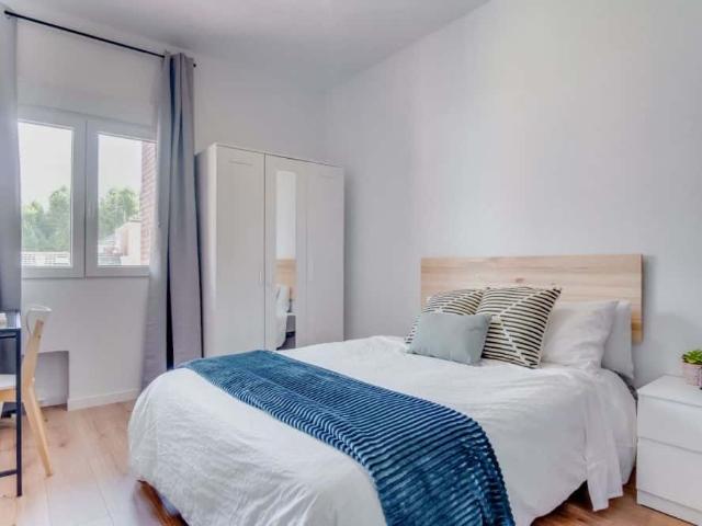 Moderna habitación doble en calle Quintana