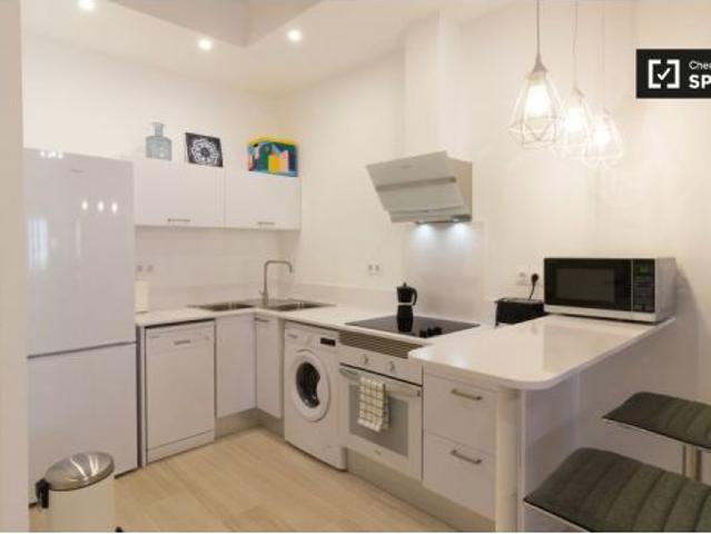 Moderna habitación en alquiler en apartamento de 4 dormitorios en Barri Gòtic