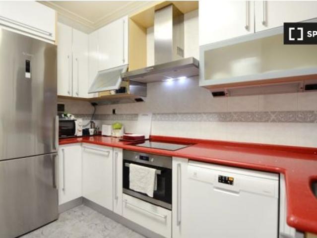 Moderna habitación en piso de 4 dormitorios en Bilbao
