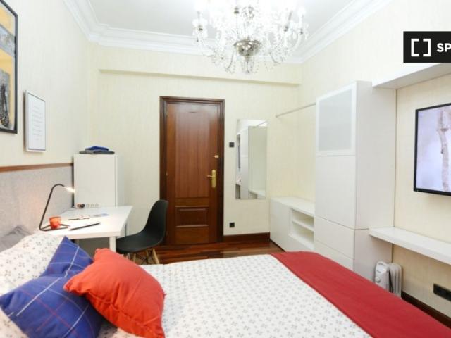 Moderna habitación en piso de 4 dormitorios en Bilbao
