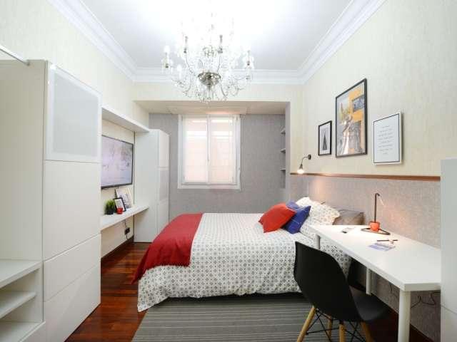 Moderna habitación en piso de 4 dormitorios en Bilbao