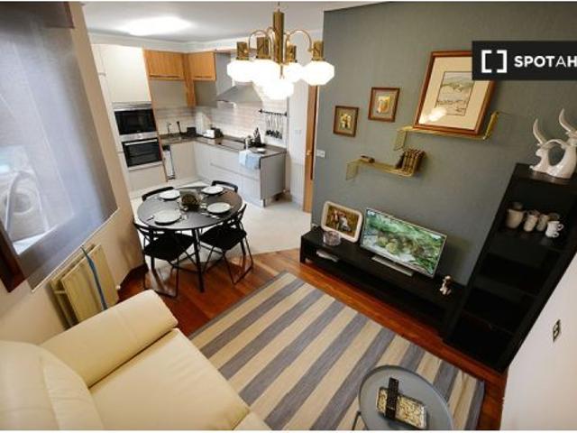 Moderna habitación en piso de 4 habitaciones en Bilbao con baño privado y balcón