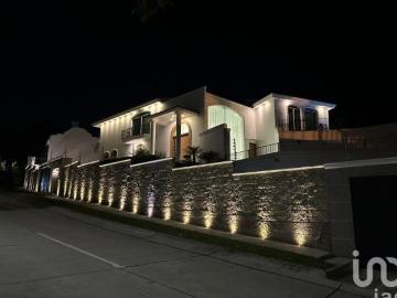 MODERNA, AMPLIA Y LUJOSA CASA EN VENTA CON ALBERCA, AMUEBLADA.EN BUGAMBILIAS 2DA SECCION