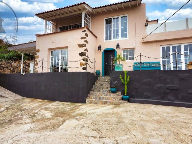 Moderna, luminosa y bien conservada casa de dos plantas en u. 139m² La Guancha