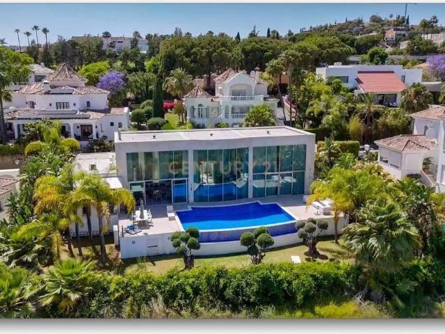 Moderna villa mediterránea con vistas al mar, piscina infinita y sauna en La Quinta
