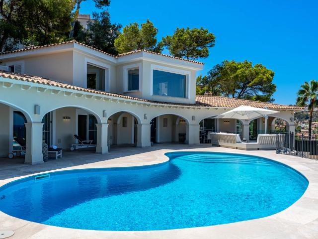 Moderna villa mediterránea con vistas panorámicas al mar, al puerto y a las montañas