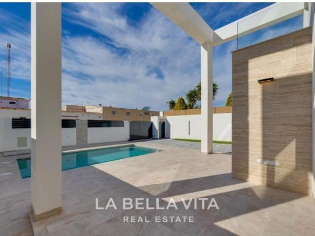 Moderna villa con piscina privada, solárium y sótano cerca de la Playa de La Mata, Torrevieja