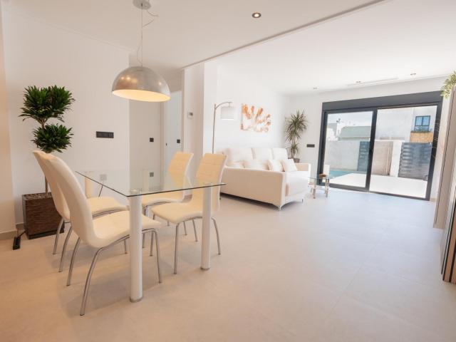 MODERNA VILLA DE UNA SOLA PLANTA EN LA MARINA